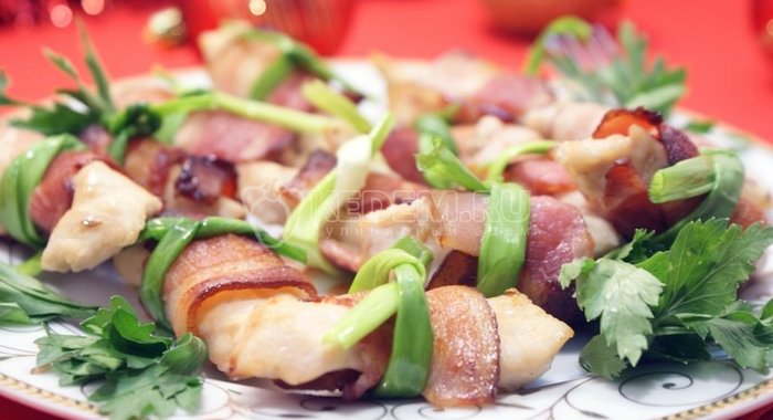 Рулетики из курицы в беконе