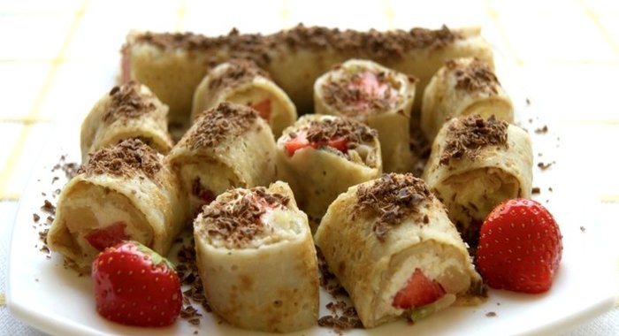 Блинчики с фруктами и мороженым