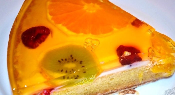 Бисквитный торт с желе и фруктами