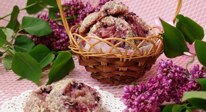 Песочное печенье с чёрной смородиной