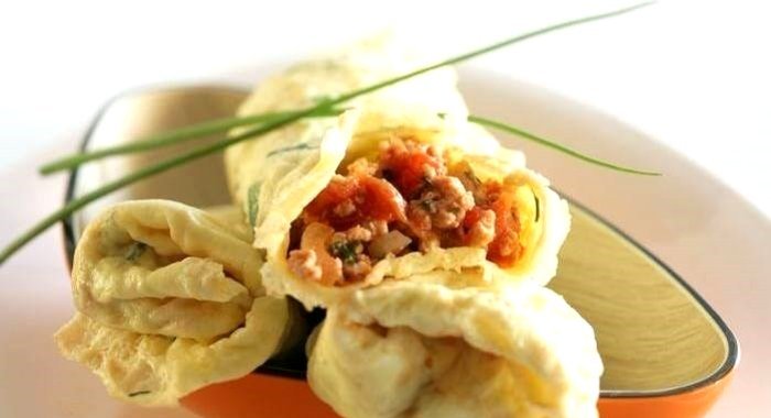 Омлетные рулетики с курицей, помидорами и зеленью