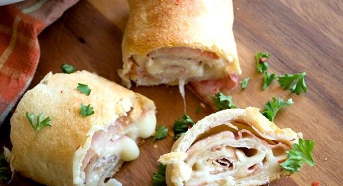 Рулет с колбасой и сыром