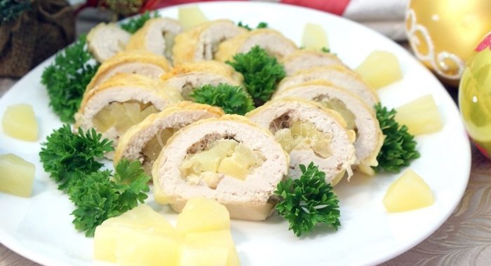 Куриный рулет с сыром и ананасом
