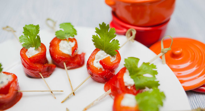 Рулетики из запеченного перца с сыром и орегано