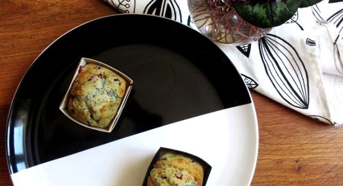 Маффины с брусникой и маком