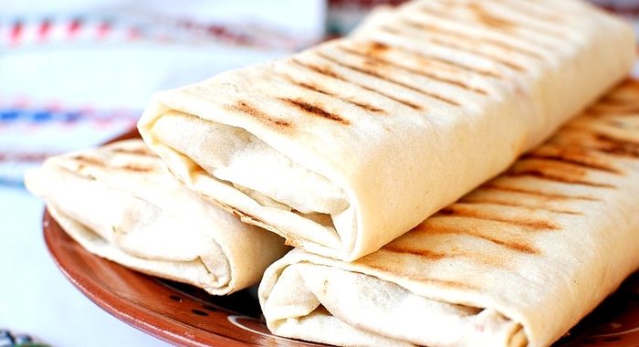 Рулет с курицей и рисом