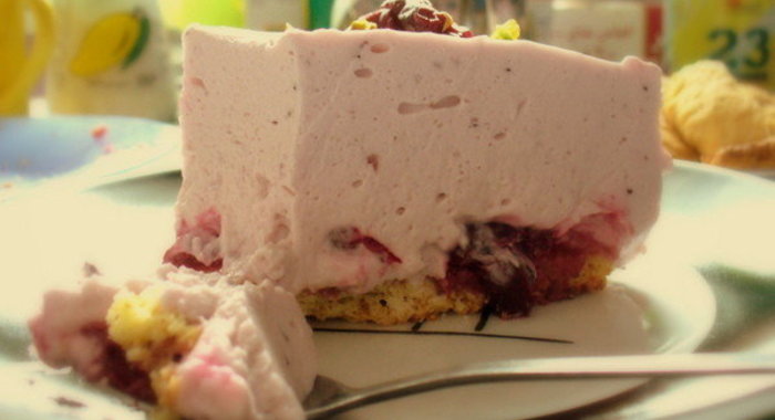 Кремовый торт с вишней