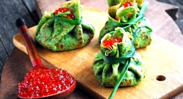 Блины из шпината со сливочным сыром и семгой