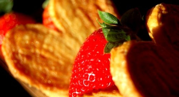 Мускатные сердца из слоеного теста с клубникой