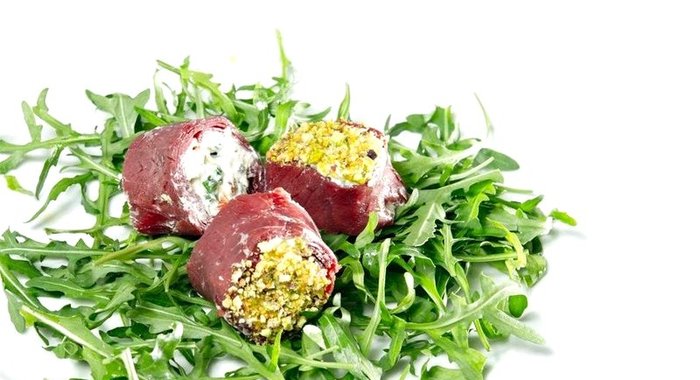 Рулетики с брезаолой, рикоттой и вялеными помидорами