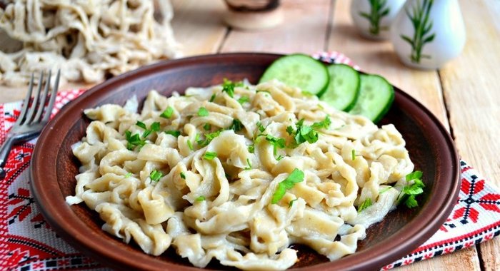 Домашняя лапша из теста, приготовленного в хлебопечке с добавлением ячменных отрубей