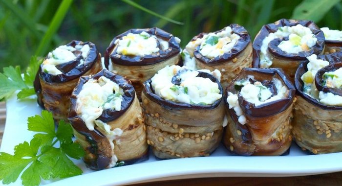 Рулетики из баклажанов с плавленым сыром и болгарским перцем