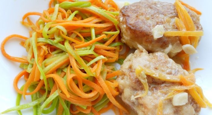 Котлеты из кролика с овощными спагетти