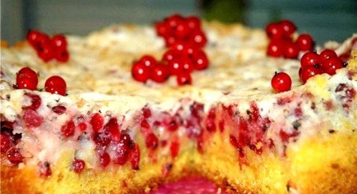 Торт фруктовый со смородиной