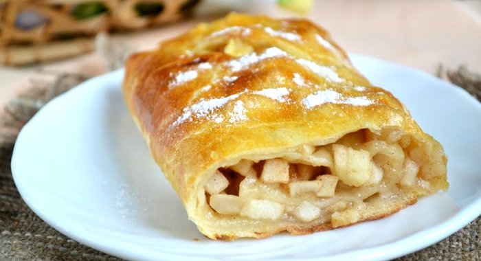 Яблочный штрудель из слоеного теста