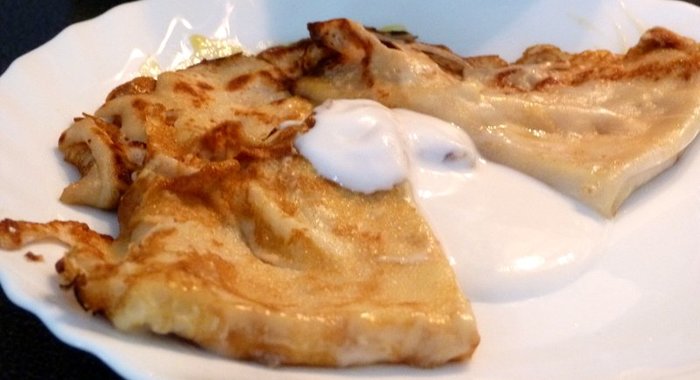 Тропический блиннный десерт с манго