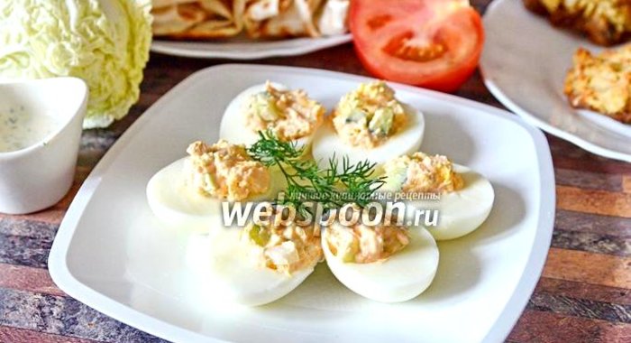 Яйца фаршированные икрой мойвы с пекинской капустой