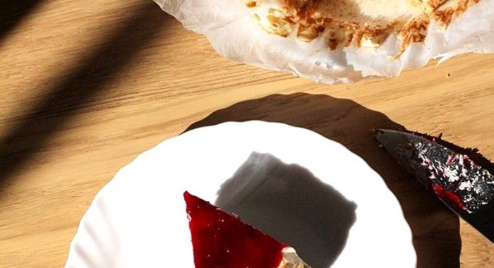 Низкоуглеводный чизкейк с брусничным соусом