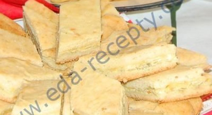 Пирог из слоеного теста с творогом