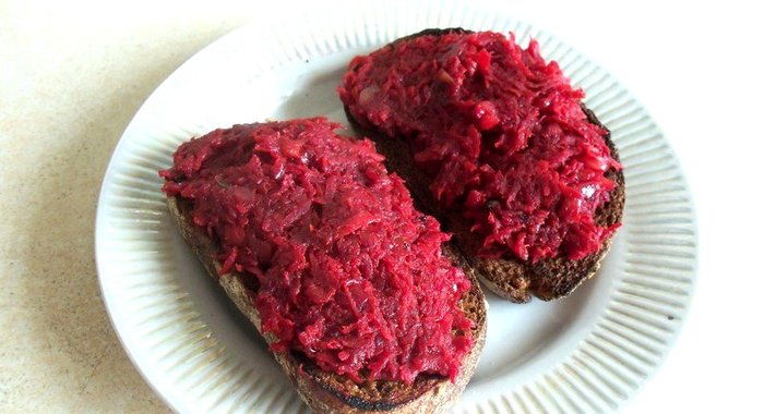 Бутерброд со свекольной икрой