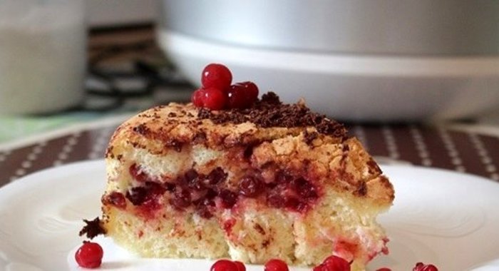 Пирог с брусникой в мультиварке