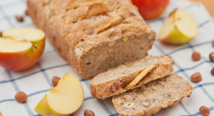 Хлеб с яблоками и орехами