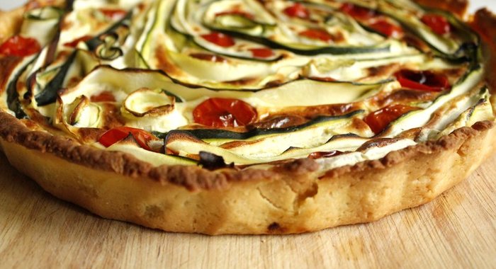 Сырный киш с черри и лепестками цукини