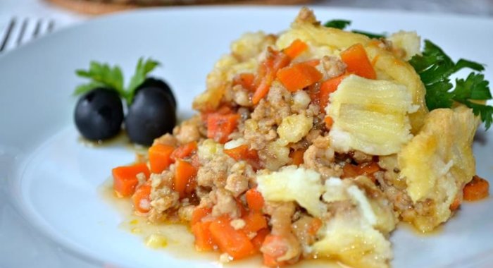 Праздничный пирог с овощами, фаршем и картофелем