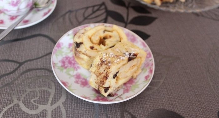 Рулет с яблоком и черносливом