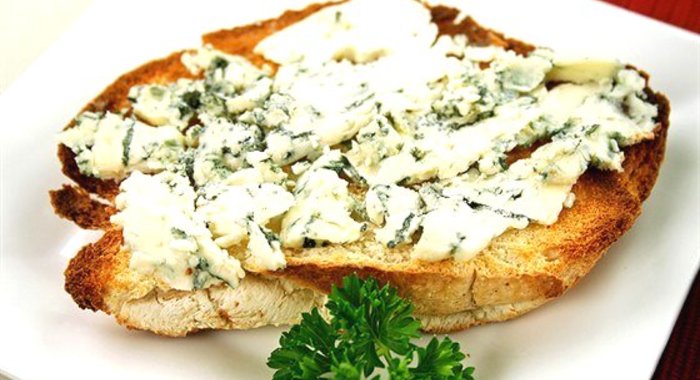 Тосты с пармезаном, голубым сыром и зеленым луком