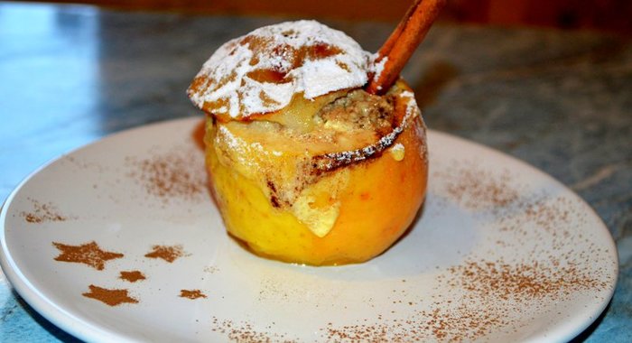 Яблоки, фаршированные творогом и изюмом