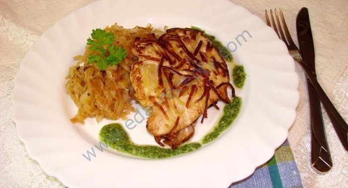Куриное филе в картофеле с гарниром и соусом