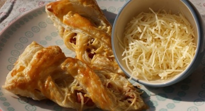 Слойки с сыром и ветчиной