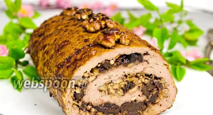 Рулет из говядины с черносливом и орехами