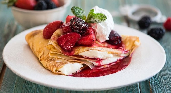 Блинчики с ягодами и сливочным сыром