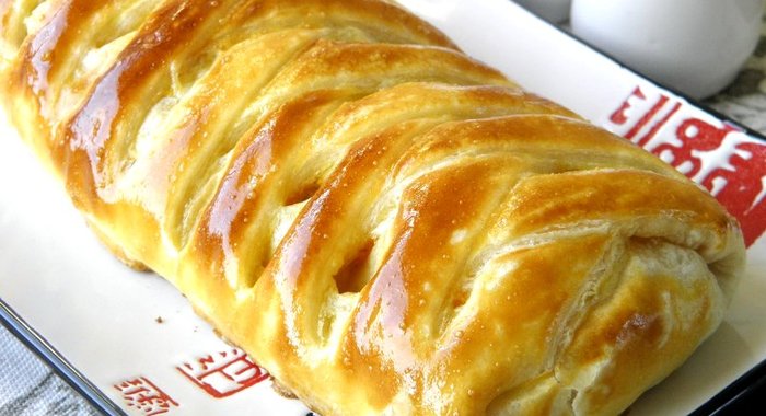 Пирог с рыбой из слоеного теста