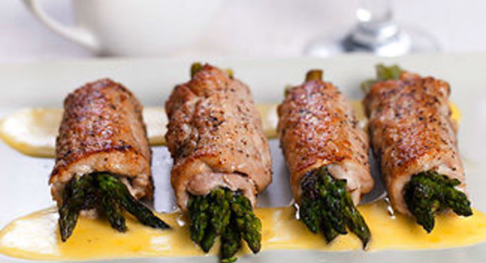 Рулетики из свинины со спаржей и голландским соусом