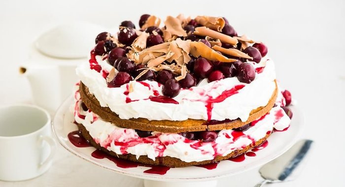 Сметанный торт с вишней