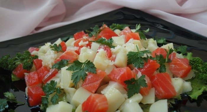 Картофельный салат с сёмгой