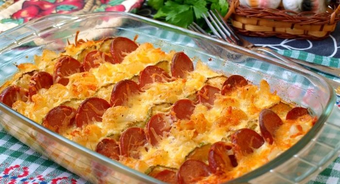 Запеканка из макарон с сардельками и кабачками