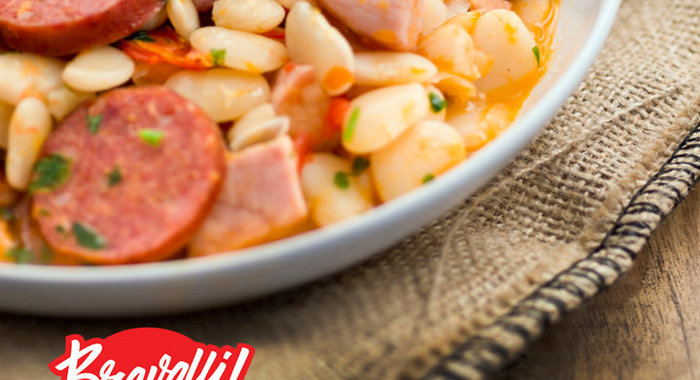 Салат с колбасой, сыром и кукурузой