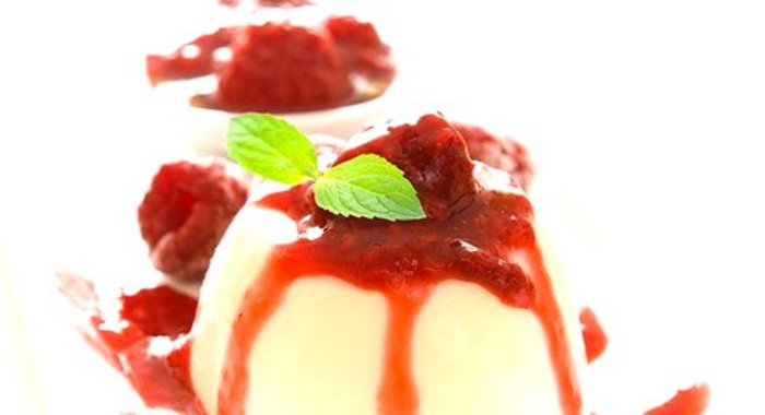 Панна-котта с малиновым соусом