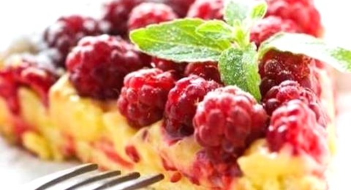 Творожная запеканка со свежей малиной