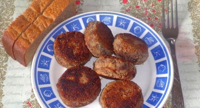 Мясные котлеты с черносливом