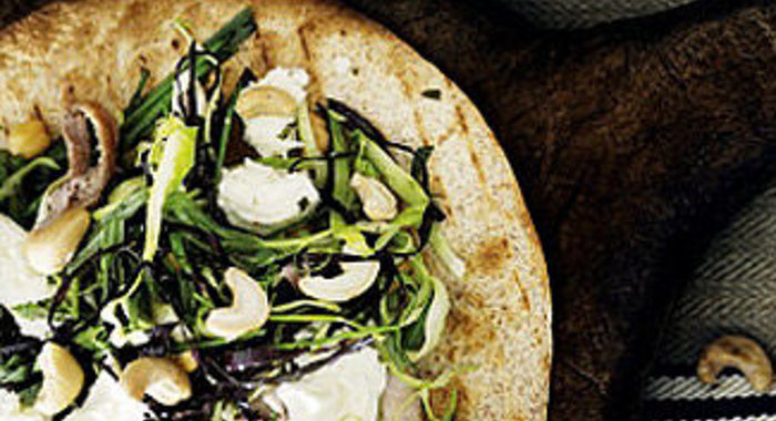 Рулеты с курицей, фасолью и орехами