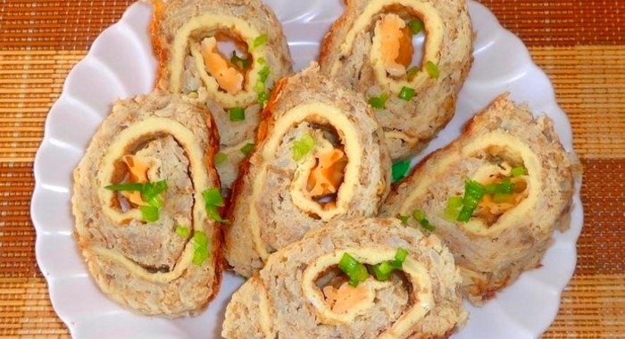 Картофельно-мясной рулет с яйцом