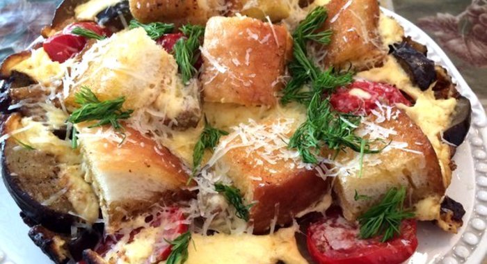 Яичница с баклажанами и белым хлебом