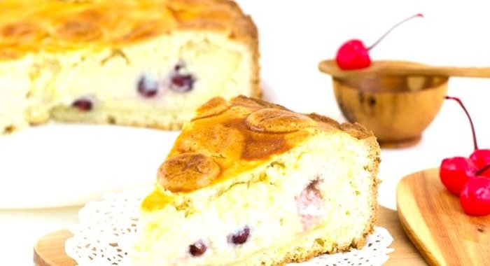 Баскский пирог с вишней и заварным кремом