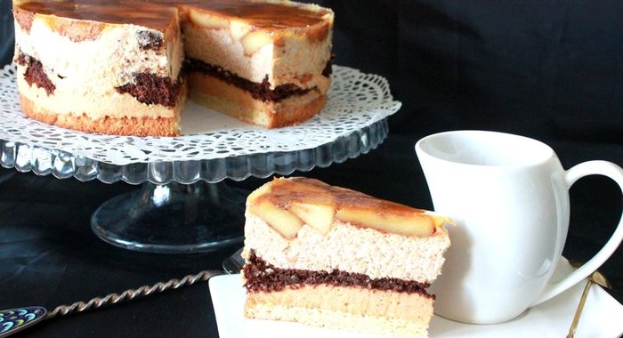 Бисквитный торт с карамелизованными яблоками