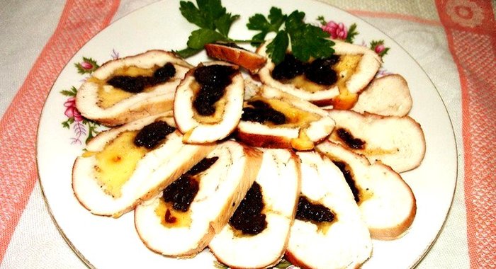 Куриный рулет с сыром и черносливом